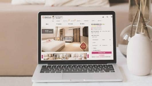 筆電螢幕上的 MamiGuide 月子中心資訊頁